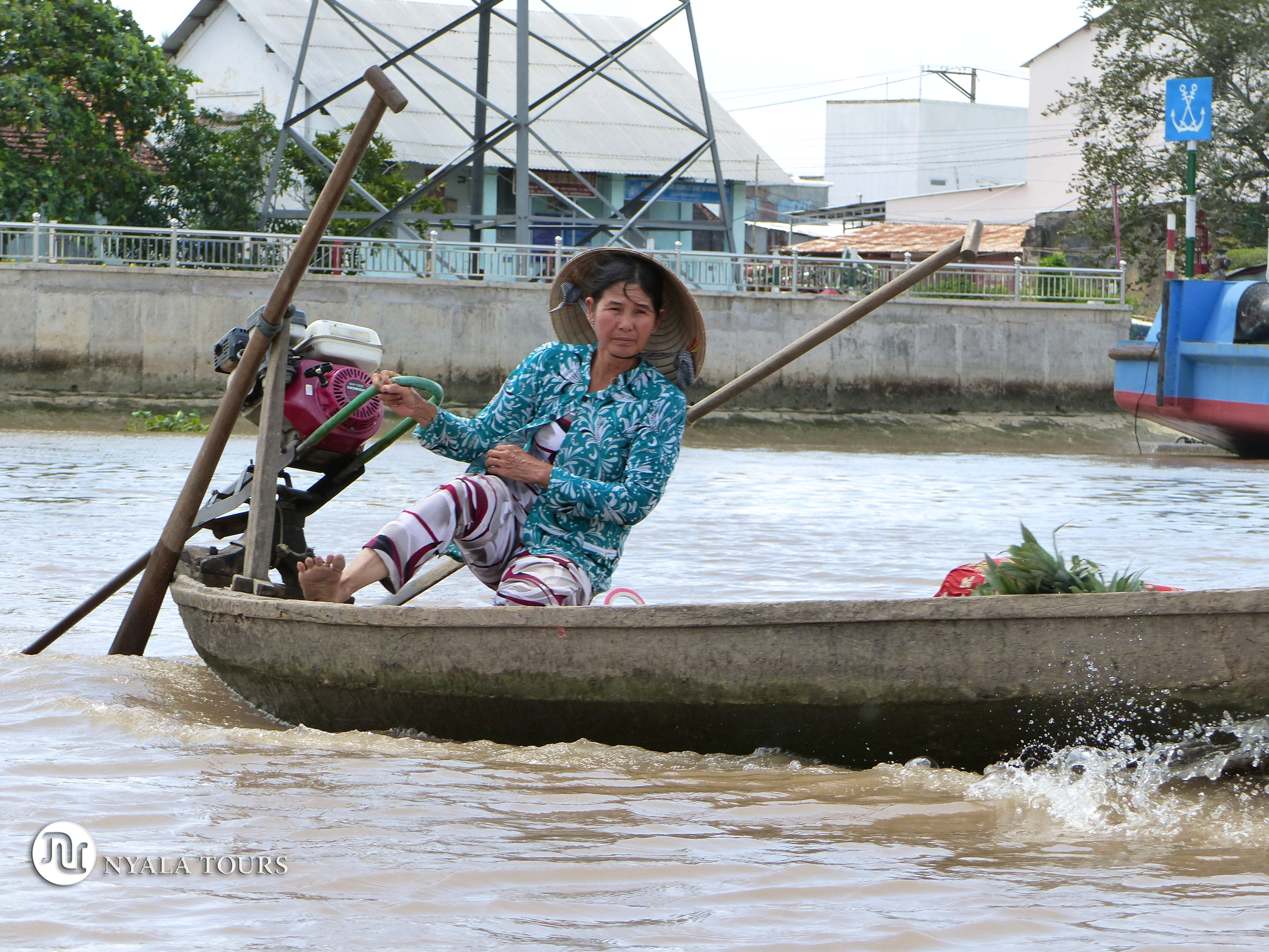 Women riding boat Can Tho, Vietnam, Delta de Mekong