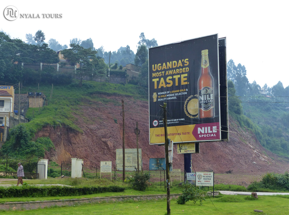 Anuncio de la cerveza local, Nile Special, por el camino a Kampala.  Nile Special beer advert, on the way to Kampala