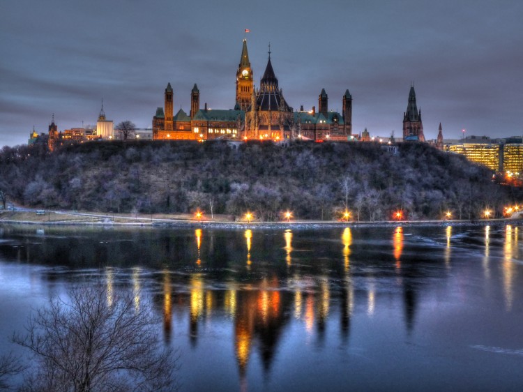 Dawn_at_Ottawa's_Parliament_Hill