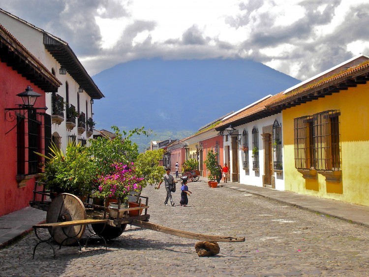 Calle_del_Arco,_Antigua_Guatemala