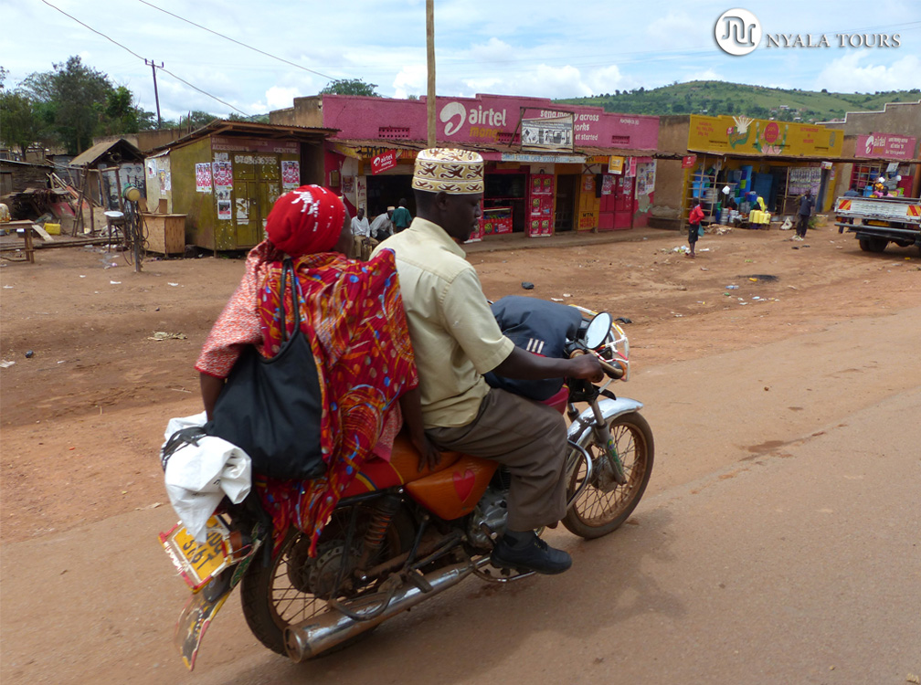 Muslemanes en una moto, por el camimo a Kampala.  Muslims on a bike, on the way to Kampala