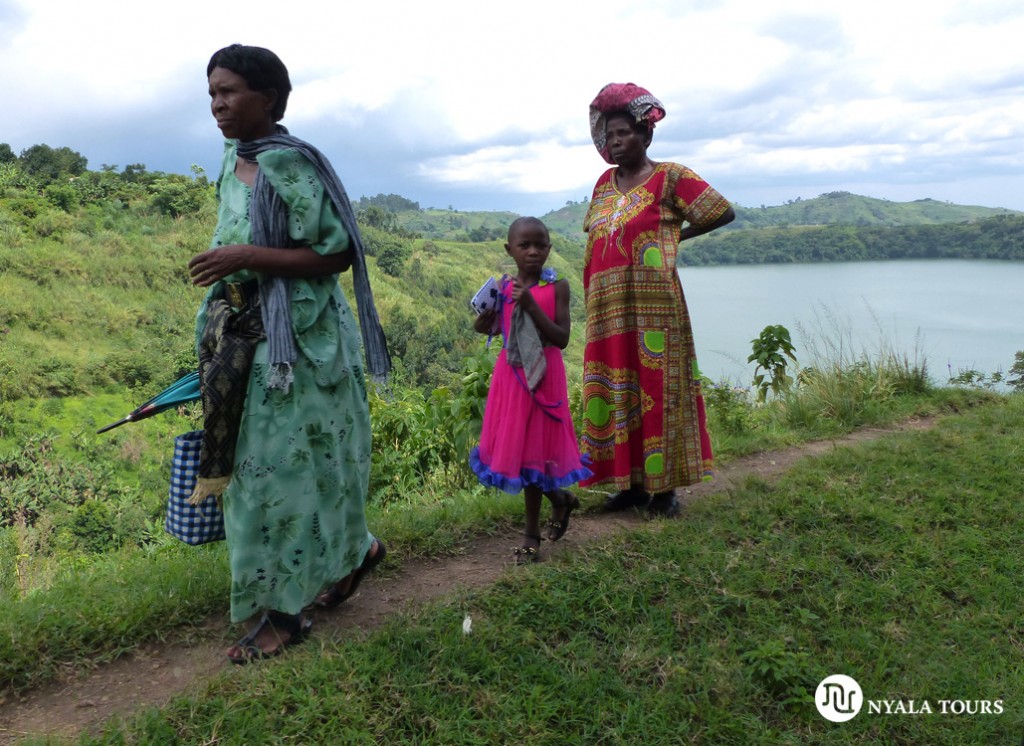 Mujeres andando cerca de un lago en Kibale.  Women walking by crater lake, Kibale.