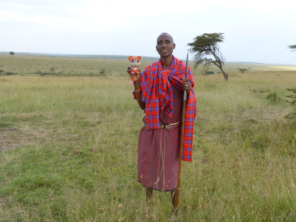 Ruby con el guía Masai en Masai Mara.   Ruby with the Masai guide, Masai Mara.
