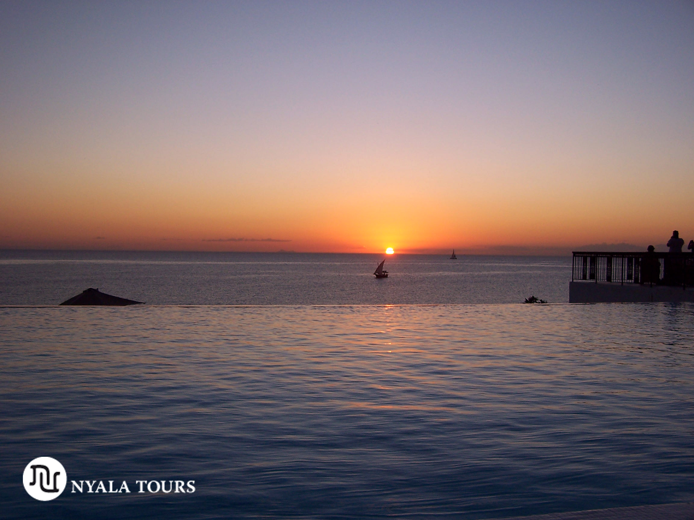 sunset-infinity-pool-Hideaway-dhows-123