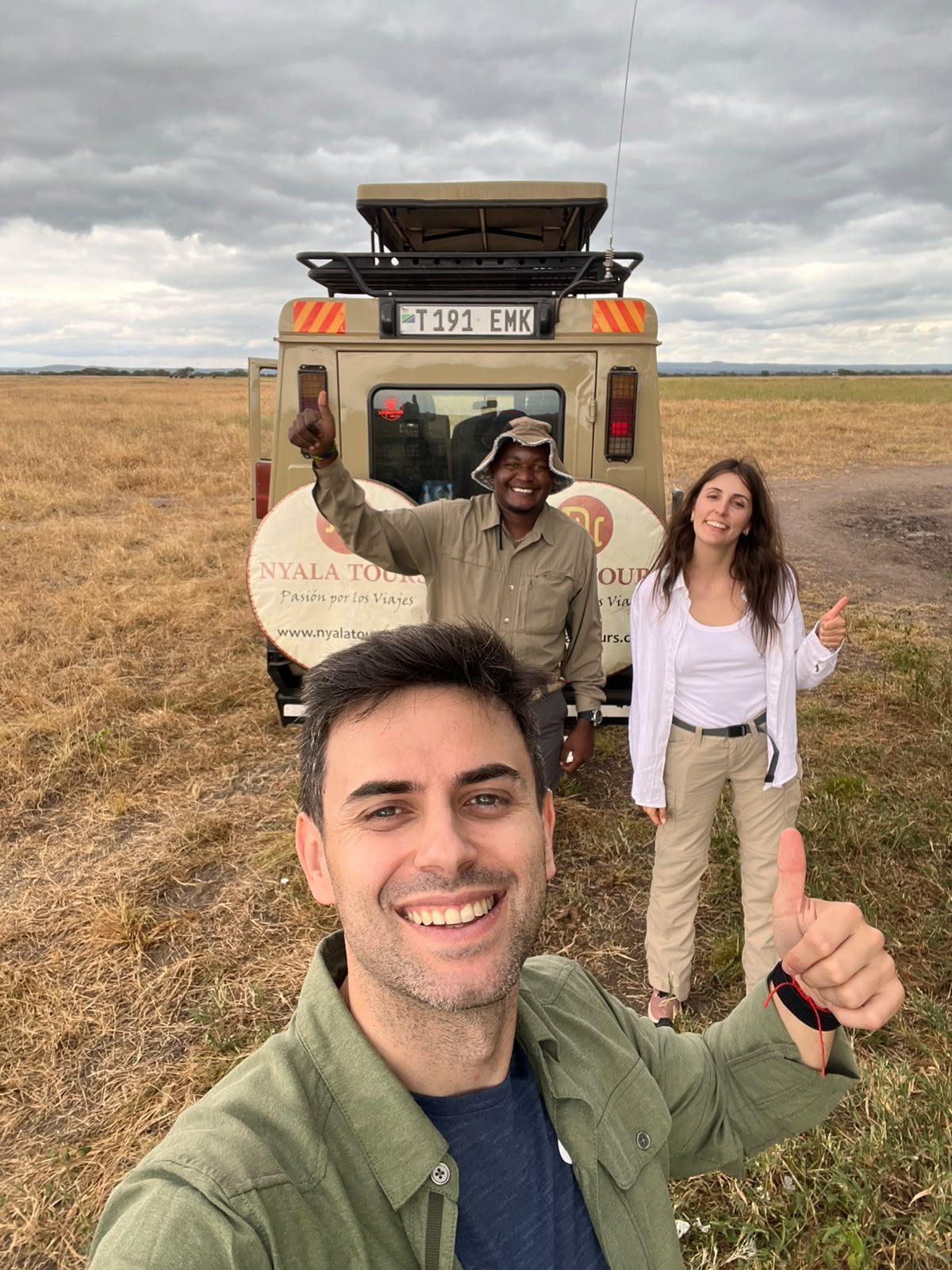 Antonio y Dulce durante su safari en Tanzania con su guía
