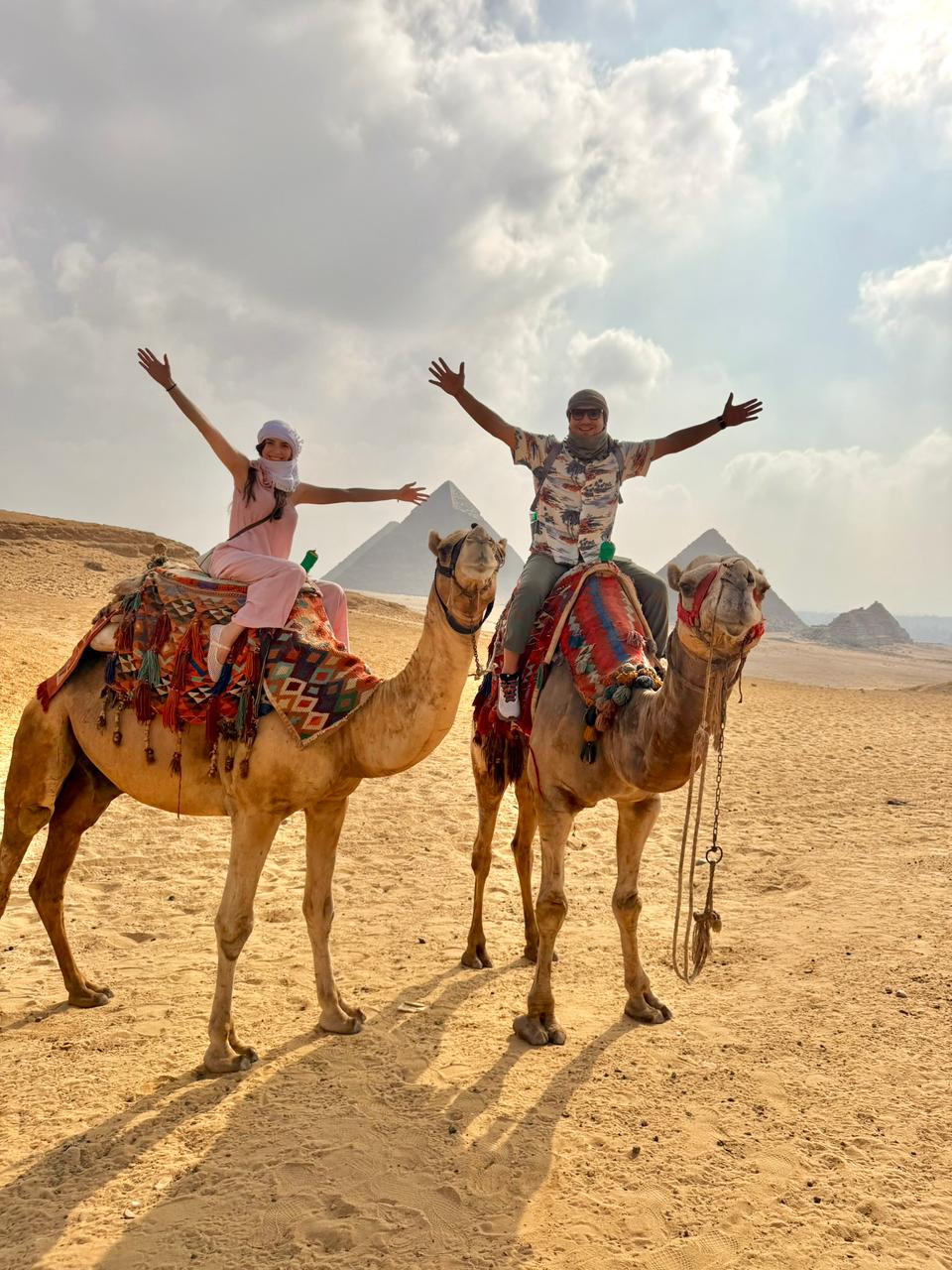 Clientes de Nyala Tours en camello junto a las Pirámides de Guiza, Egipto