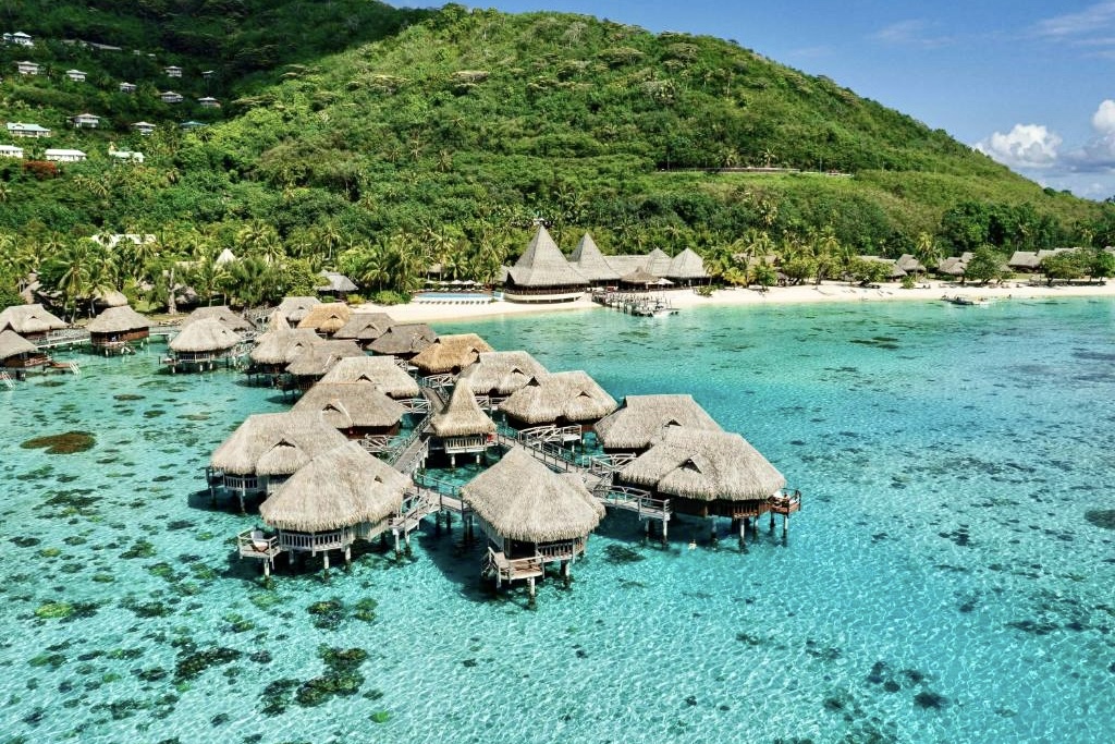 Cabañas sobre el agua en un atolón de Maldivas.